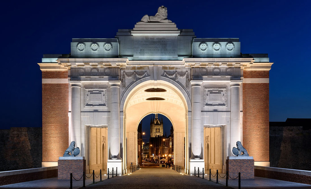 Ieper, seen through the Menin Gate at night, (photo: Dirk Debleu)